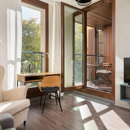 Kolejowa 4* وارسو